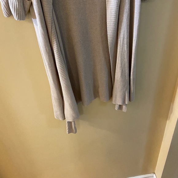 Cream lightweight long sweater size medium - Picture 5 of 11